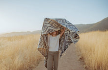 Load image into Gallery viewer, Epera Blanket - Blue Scale