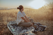 Load image into Gallery viewer, Epera Blanket - Blue Scale
